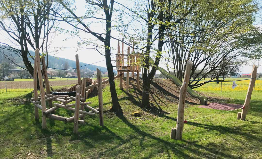 Spielplatz bauen lassen mit Grips