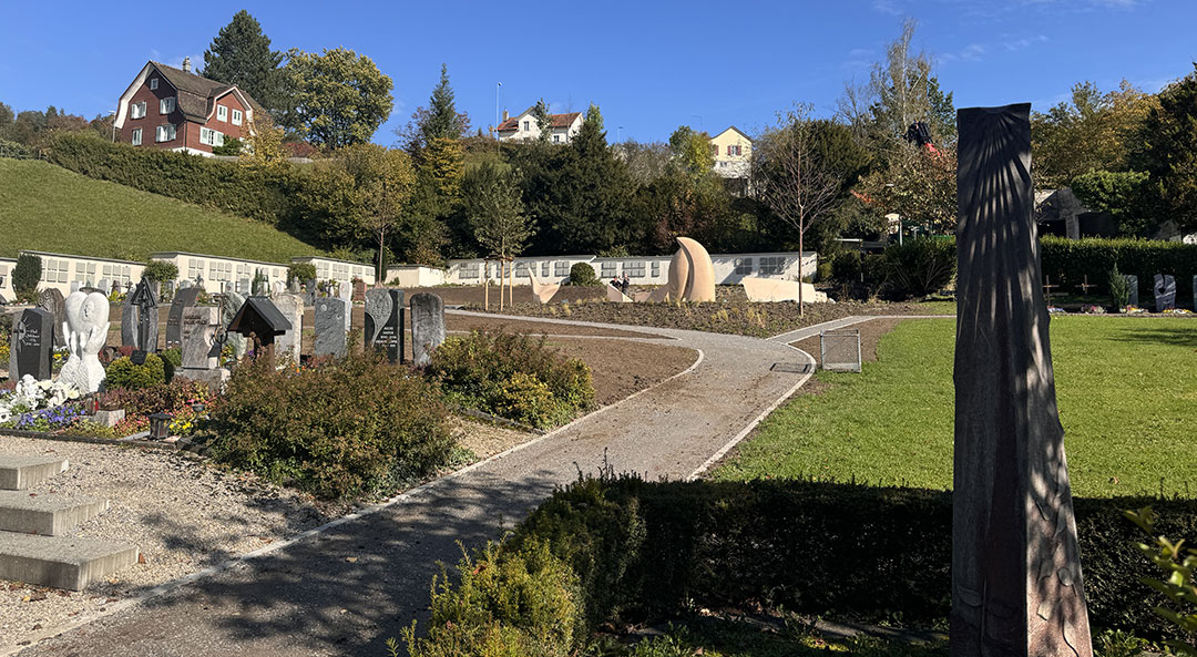 Die Skulptur fügt sich harmonisch ins Ganze ein