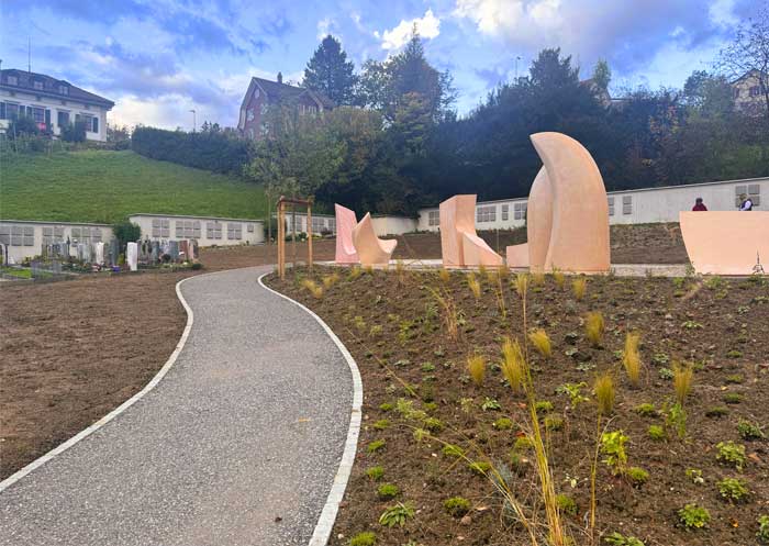 Einweihung des Gemeinschaftsgrabs des Friedhofs Lichtensteig Die Skulptur fügt sich harmonisch ins Ganze ein