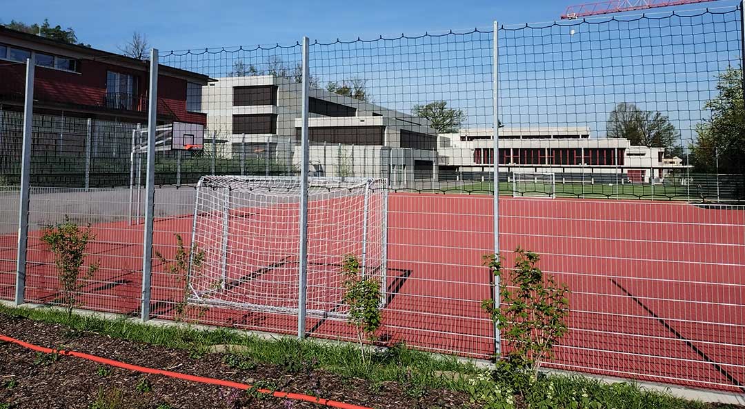 Neuer Allwetterplatz mit Ballfangnetzen an allen vier Seiten