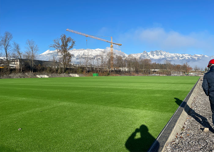 Neuer Kunstrasen auf dem Hauptspielfeld, Stand 20. März 2024