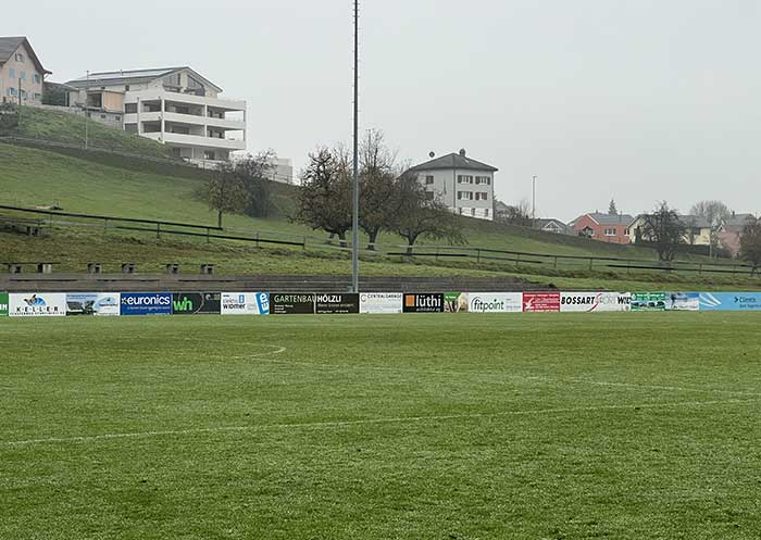 Baustart Sportplatz - Bandenanbringung vor der Bauphase