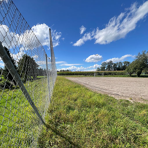 Der in die Jahre gekommene Sandplatz gehört bald der Vergangenheit an: Mitte Oktober starten die Bauarbeiten für den neuen Kunstrasenplatz. Damit entstehen moderne Trainings- und Spielbedingungen, die den heutigen Anforderungen entsprechen und den Verein langfristig stärken.