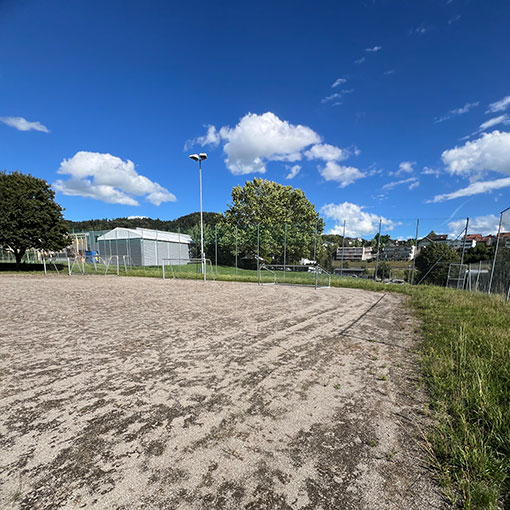 Der in die Jahre gekommene Sandplatz gehört bald der Vergangenheit an: Mitte Oktober starten die Bauarbeiten für den neuen Kunstrasenplatz. Damit entstehen moderne Trainings- und Spielbedingungen, die den heutigen Anforderungen entsprechen und den Verein langfristig stärken.