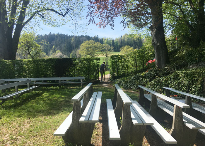Bestehende Sitzbänke im Andachtsbereich