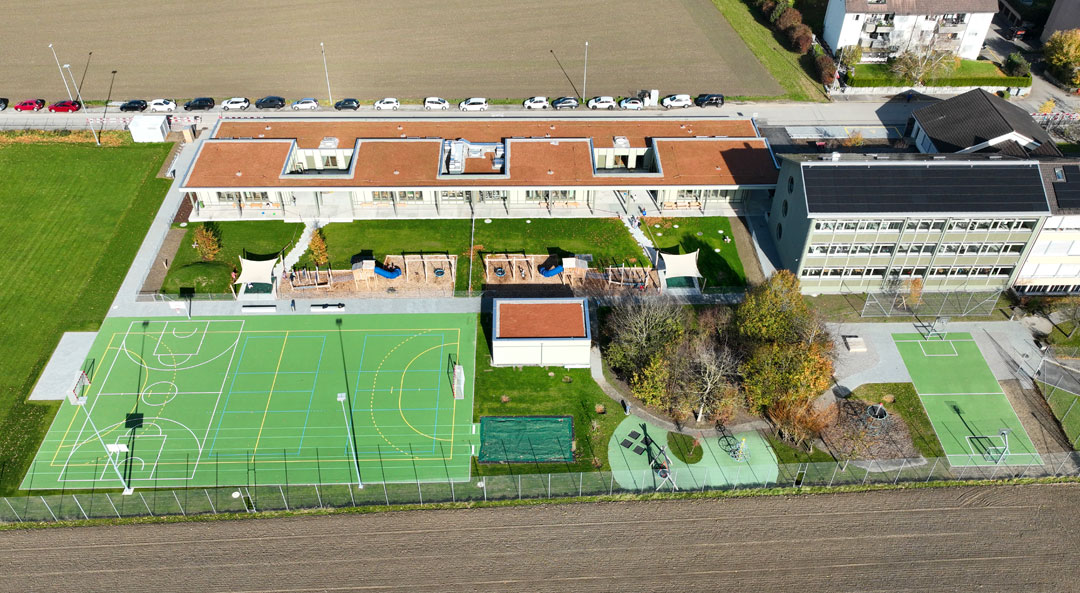 Allwetterplatz mit Sprunganlagen
