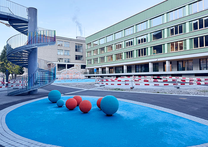 Schulanlage Platz, Davos GR - blauer Fallschutzbelag