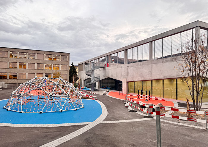 Schulanlage Platz, Davos GR - Klettergerüst und blauer Fallschutzbelag